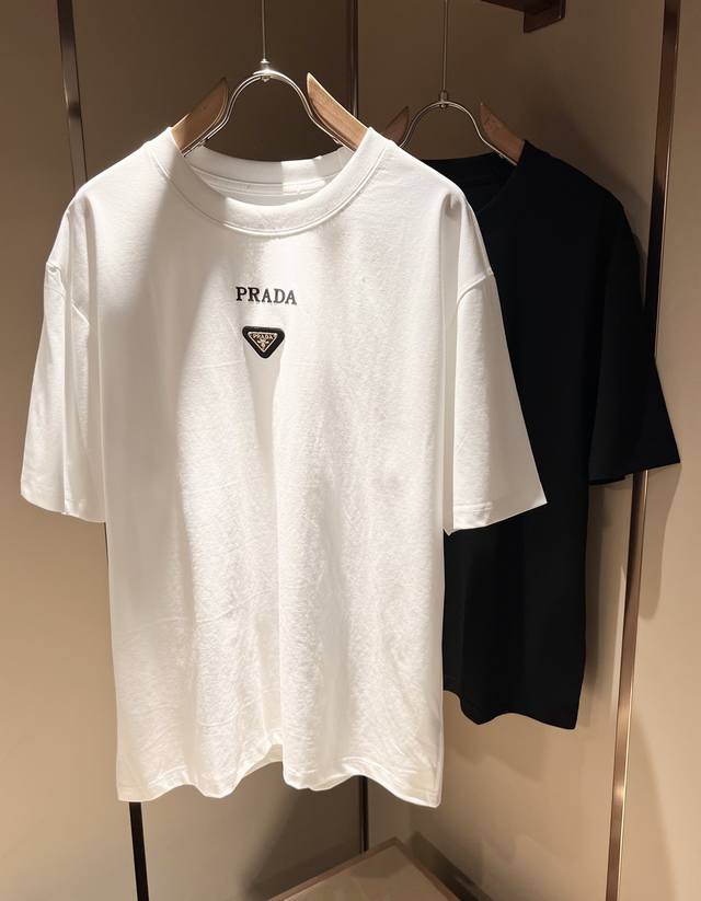 Prad*A普*达2025春夏新款短袖T恤，最新款全网独家首上！！~既经典有时尚百搭，谁不爱啊，将经典再次展现，非常的耐看，自带低奢光环与辨识度！Pr*Da传统
