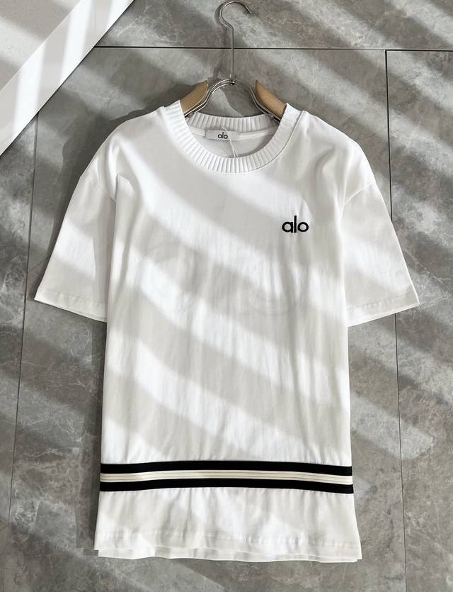 Alo2025春夏全新系列单品上线，非常时髦前卫的一款男女同款短袖T恤，标识Logo图案刺绣修饰！区别于以往的不同，宣示品牌传承多年的设计理念！其吸睛度完全不亚
