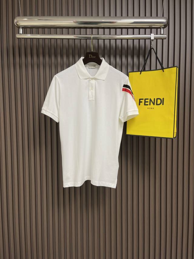 Moncler 2025Ss春夏新款短袖Polo！阳光沙滩 旅游度假推荐！ 经典三条杠织带点缀 短袖Polo衫 经典款 袖部撞色织带点缀 不夸张的同时又能很好彰