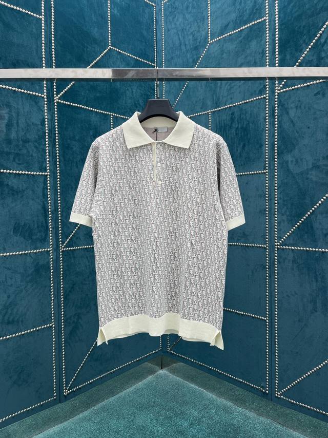 Dior、23Ss Oblique老花Polo衫 男女同款 现货发售 这款针织 Polo 衫彰显 Dio 标志性的 Oblique 印花。采用米色、蓝色和黑色棉