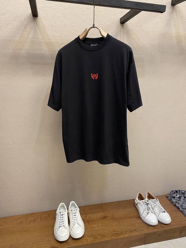 Balenciaga、Ba 麦穗绣花圆领短袖 发售色系：黑、蓝 原,200购买；复古平纹针织面料、中性款型、圆领短袖、正面饰以刺绣艺术作品、破坏款细节、 # 复