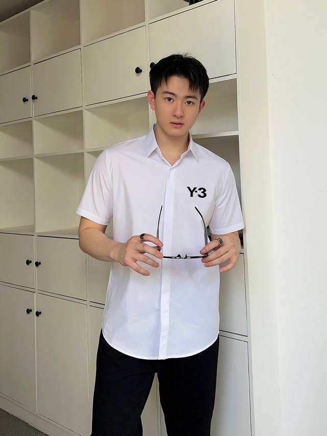 Y3 专柜最新款男士必备款短袖衬衫，100%天然棉，舒服透气，原单狠货，原版面料，柔软舒适，上身高端又奢华，足够场面的档次，这款衬衫无不骄傲的让你满意有面子 尺