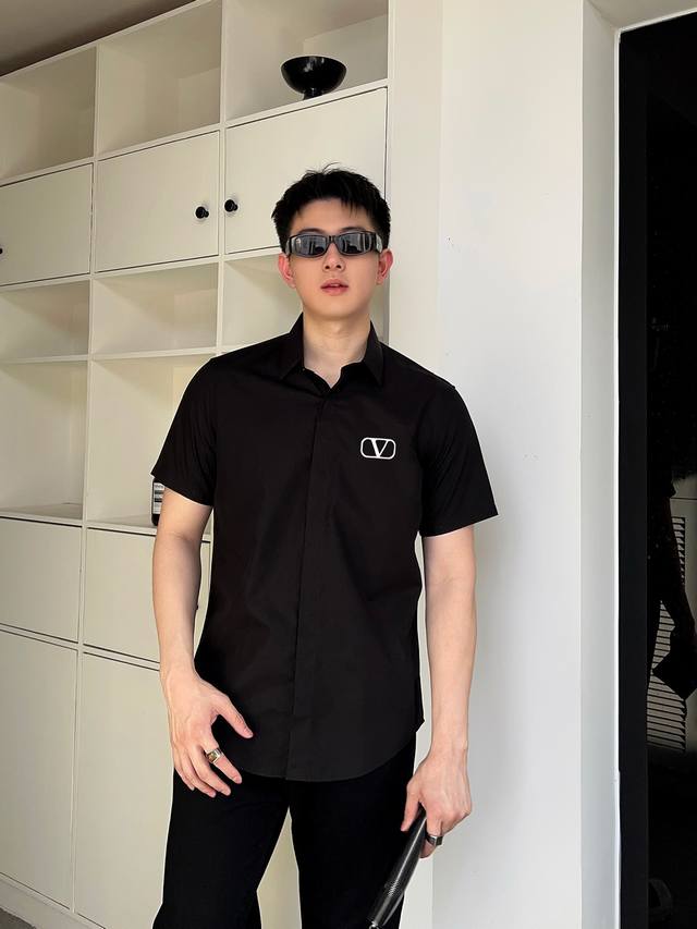 华伦天奴 专柜最新款男士必备款短袖衬衫，100%天然棉，舒服透气，原单狠货，原版面料，柔软舒适，上身高端又奢华，足够场面的档次，这款衬衫无不骄傲的让你满意有面子