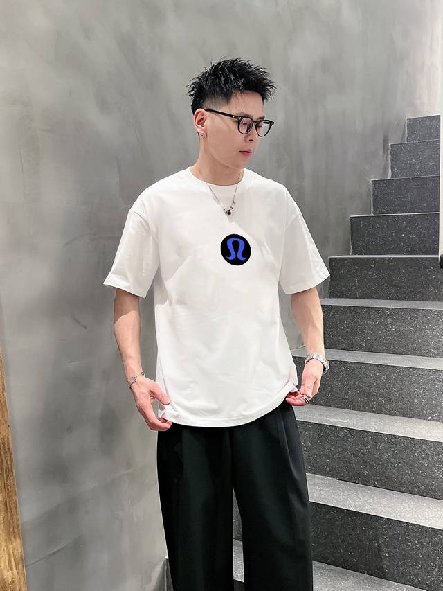 Lulu 新款字母印花双层重工短袖T桖 字母图案不管是T桖还是卫衣都是每年的爆款单品 前幅大面积印花采用大康丽数码印花机直喷 成本极高 经过多次的调试打版图案色