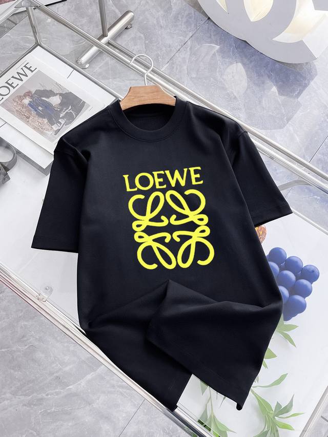 罗意威 新款字母印花双层重工短袖T桖 字母图案不管是T桖还是卫衣都是每年的爆款单品 前幅大面积印花采用大康丽数码印花机直喷 成本极高 经过多次的调试打版图案色差
