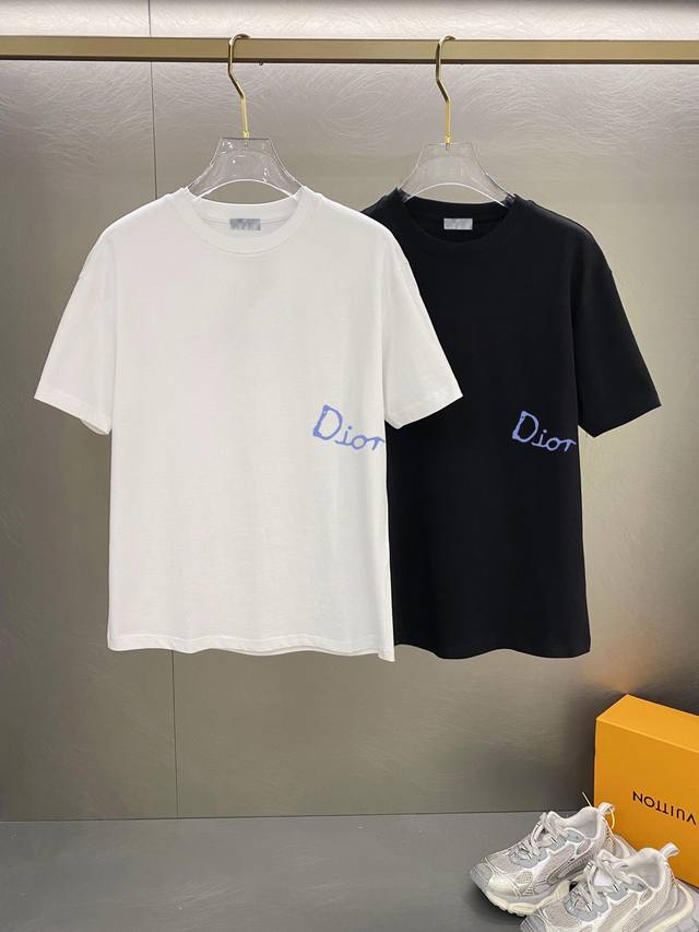 迪奥 新款字母印花双层重工短袖T桖 字母图案不管是T桖还是卫衣都是每年的爆款单品 前幅大面积印花采用大康丽数码印花机直喷 成本极高 经过多次的调试打版图案色差还