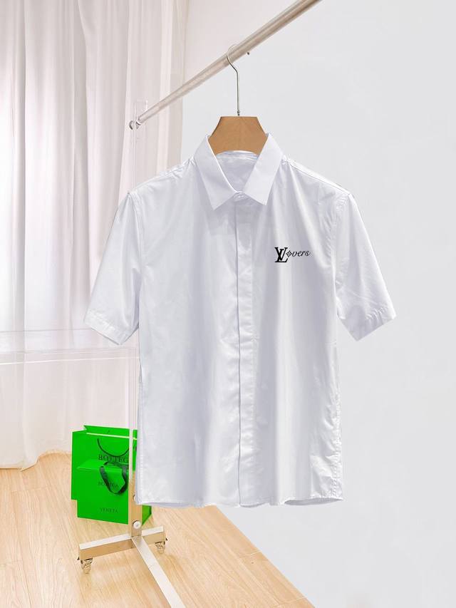 路易威登专柜最新款男士必备款短袖衬衫，100%天然棉，舒服透气，原单狠货，原版面料，柔软舒适，上身高端又奢华，足够场面的档次，这款衬衫无不骄傲的让你满意有面子