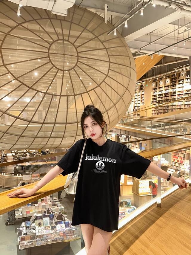 Luluem 新款字母印花双层重工短袖T桖 字母图案不管是T桖还是卫衣都是每年的爆款单品 前幅大面积印花采用大康丽数码印花机直喷 成本极高 经过多次的调试打版图