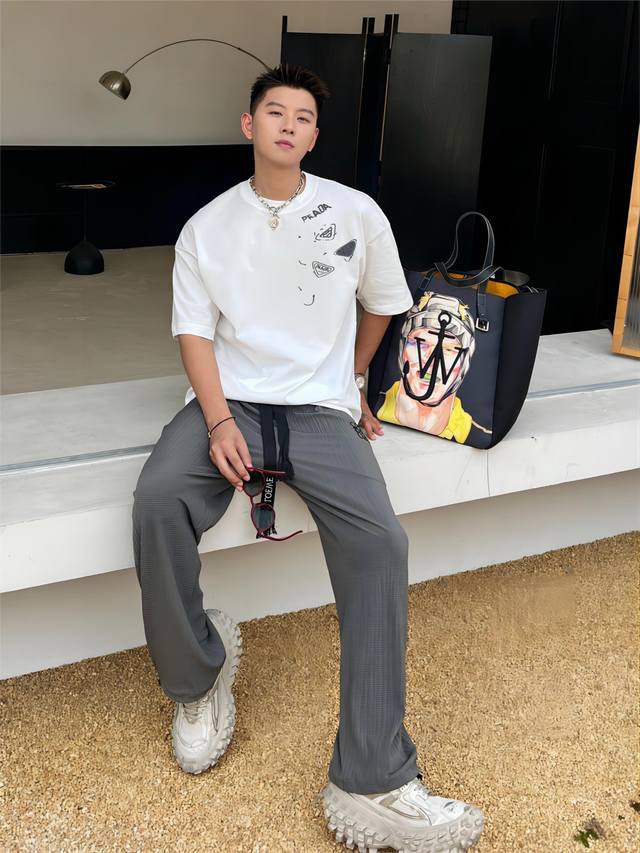 普拉达 新款字母印花双层重工短袖T桖 字母图案不管是T桖还是卫衣都是每年的爆款单品 前幅大面积印花采用大康丽数码印花机直喷 成本极高 经过多次的调试打版图案色差