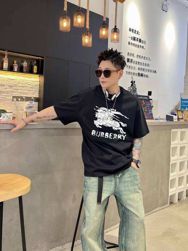 巴宝莉 新款字母印花双层重工短袖T桖 字母图案不管是T桖还是卫衣都是每年的爆款单品 前幅大面积印花采用大康丽数码印花机直喷 成本极高 经过多次的调试打版图案色差