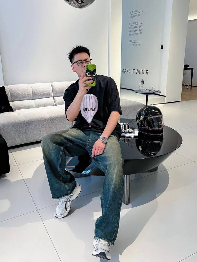 赛琳 新款字母印花双层重工短袖T桖 字母图案不管是T桖还是卫衣都是每年的爆款单品 前幅大面积印花采用大康丽数码印花机直喷 成本极高 经过多次的调试打版图案色差还