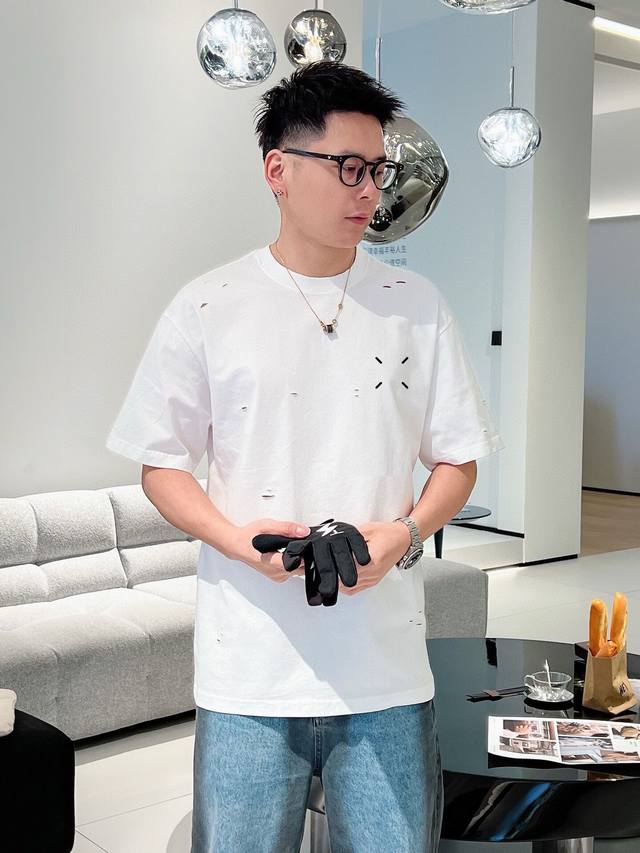 马吉拉 新款字母印花双层重工短袖T桖 破洞设计 字母图案不管是T桖还是卫衣都是每年的爆款单品 前幅大面积印花采用大康丽数码印花机直喷 成本极高 经过多次的调试打