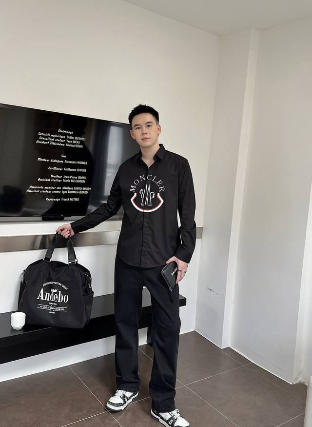 蒙口 专柜最新款男士必备款衬衫，100%天然棉，舒服透气，原单狠货，原版面料，柔软舒适，上身高端又奢华，足够场面的档次，这款衬衫无不骄傲的让你满意有面子 尺码：