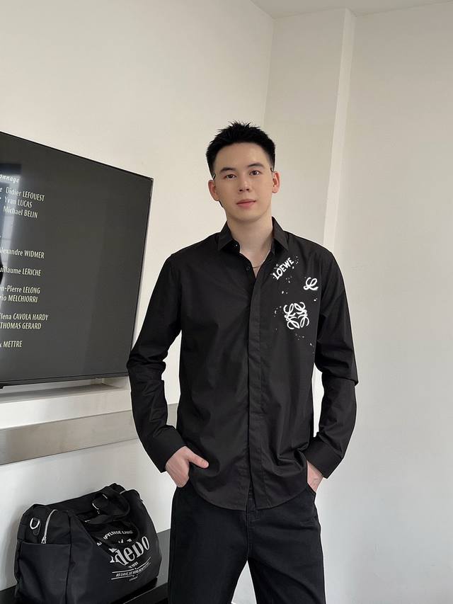 罗意威 专柜最新款男士必备款衬衫，100%天然棉，舒服透气，原单狠货，原版面料，柔软舒适，上身高端又奢华，足够场面的档次，这款衬衫无不骄傲的让你满意有面子 尺码