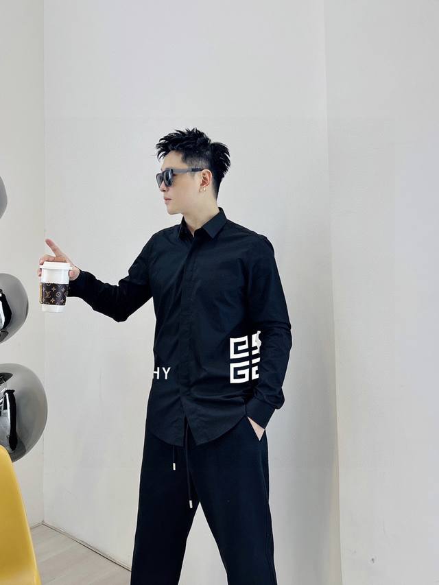 纪梵希专柜最新款男士必备款衬衫，100%天然棉，舒服透气，原单狠货，原版面料，柔软舒适，上身高端又奢华，足够场面的档次，这款衬衫无不骄傲的让你满意有面子 尺码：