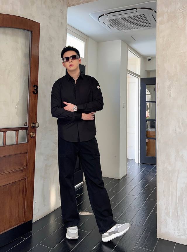 蒙口 专柜最新款男士必备款衬衫，100%天然棉，舒服透气，原单狠货，原版面料，柔软舒适，上身高端又奢华，足够场面的档次，这款衬衫无不骄傲的让你满意有面子 尺码：