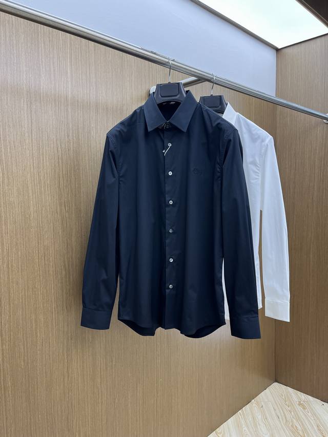 新品 Bbr Ss春夏新款时尚简约长袖衬衫，本款轻盈棉质衬衣采用全棉质地面料，经典简约设计搭配，清爽色调，颜色超超超超级赞，这一季最值得入手的单品，简约大气又精