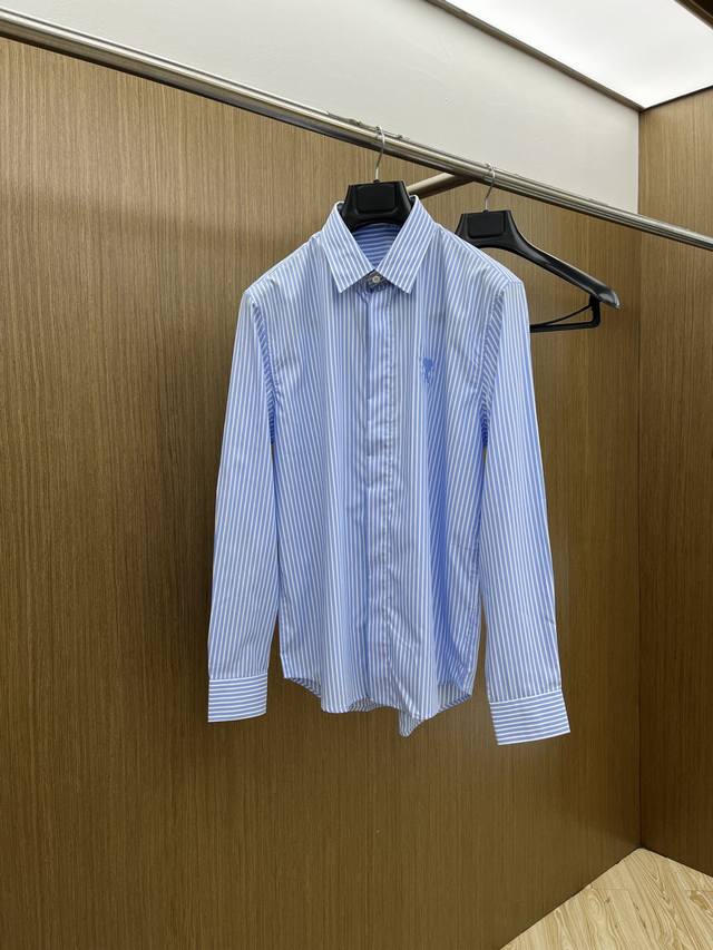 新品 Ami Ss春夏新款时尚简约长袖衬衫，本款轻盈棉质衬衣采用全棉质地面料，经典简约设计搭配，清爽色调，颜色超超超超级赞，这一季最值得入手的单品，简约大气又精