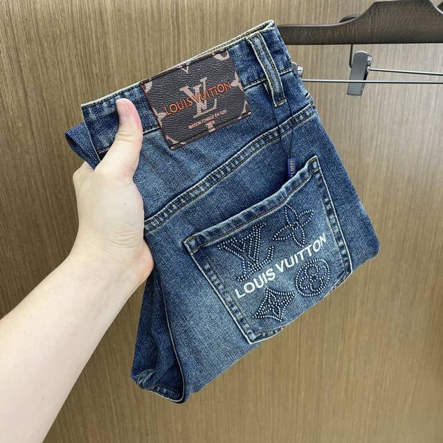 新款 Lv 高端定制、2025早春最新款牛仔裤 柜台同步发售 原版定制复刻 客供五金辅料 原单品质 进口牛仔面料重工洗水 精品皮牌 做工走线精细 上身绝佳！Fm