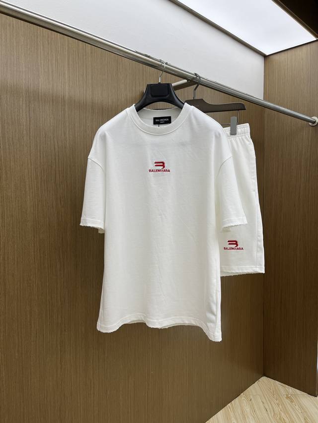 新款 套 Bbg 2540春夏最新款休闲短裤短袖套装，男女款 贸易公司渠道稀出，同步官网发售！基本每一季都会有它的背影所在，期待着所有潮男潮女们的演绎！此款选用