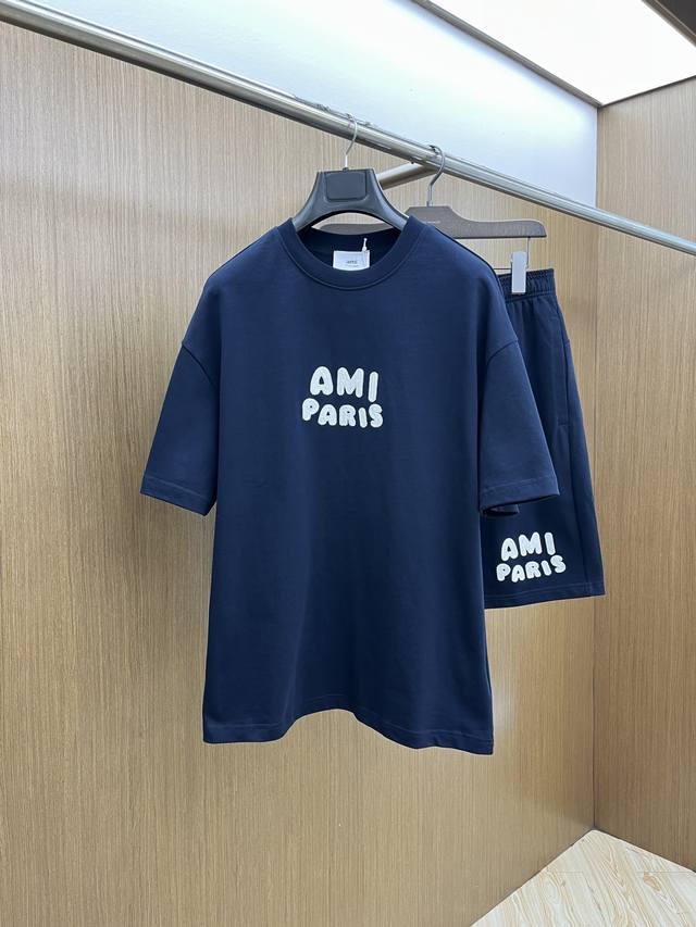 新款 套 Ami 2540春夏最新款休闲短裤短袖套装，男女款 贸易公司渠道稀出，同步官网发售！基本每一季都会有它的背影所在，期待着所有潮男潮女们的演绎！此款选用