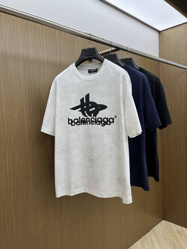 新款 Bbg 高端定制 2025春夏新款首发专柜最新款短袖圆领T恤 高端订制 设计前卫时尚！品牌Logo重工艺设计 高端定制丝光云朵棉面料.手感柔软.穿着舒适.