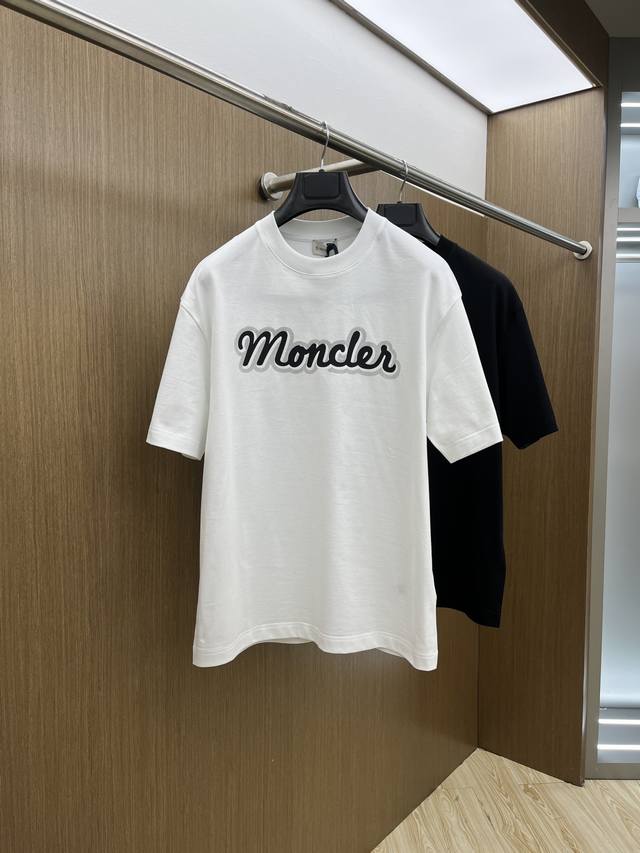 新款 Mon 高端定制 2025春夏新款首发专柜最新款短袖圆领T恤 高端订制 设计前卫时尚！品牌Logo重工艺设计 高端定制丝光云朵棉面料.手感柔软.穿着舒适.