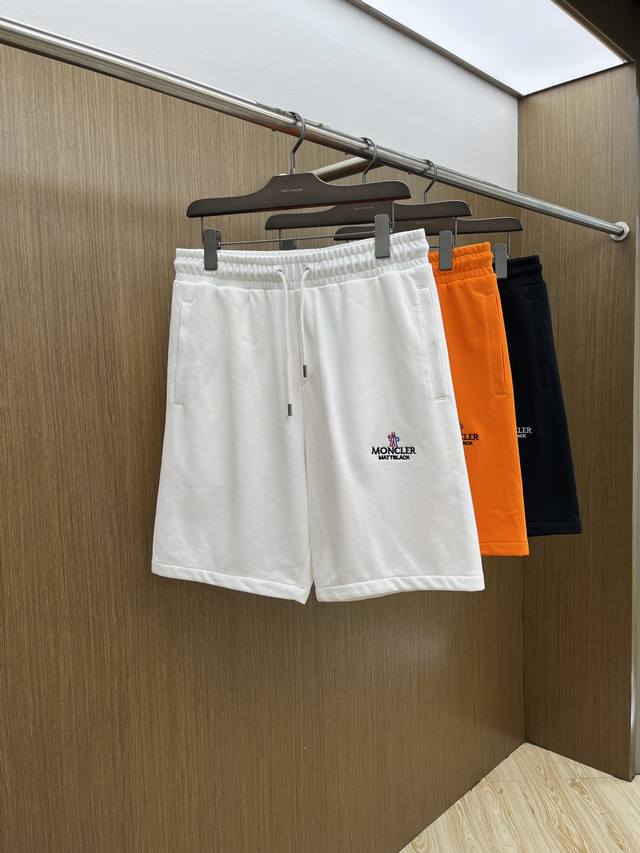 新品 Mon Ss春夏新款独家专供新款休闲短裤高端版本 定制面料 透气舒适度高，细节无可挑剔，品牌元素设计理念，体现高品质。手感细腻柔软！呈现休闲裁剪，上身版型