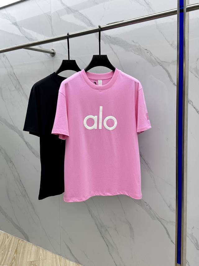 Alo 2025春夏新款首发专柜最新款短袖圆领T恤 高端订制 设计前卫时尚！品牌Logo重工艺设计 高端长绒棉面料.手感柔软.穿着舒适.专柜级别精致车线.做工精