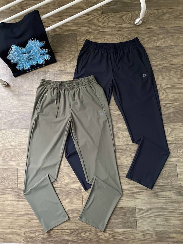 Kolon Sport可隆夏男士速干运动 休闲裤吸湿速干裤！！ 今天给大家种草一款清爽又实用的百搭 可隆休闲运动速干裤！ 面料:选择专业运动速干型面料，利用特殊