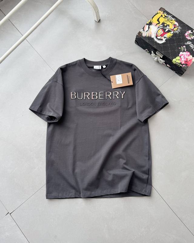 Burbberry巴宝莉2025新款立体压花字母Logo短袖T恤爆款推荐 原版面料高版本高品质网红明星同款 采用定制定染高克重原版面料字母刺绣Logo立体压花工