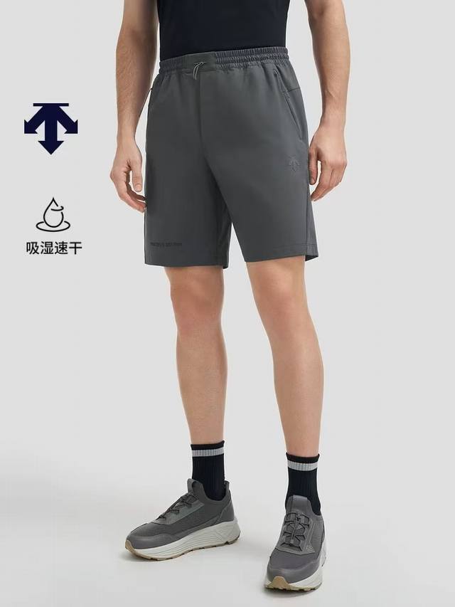 发 ，店主严选，迪家Essential系列男士梭织短裤夏季新品，90周年设计款梭织运动短裤。采用高品质运动属性梭织面料制作，面料轻舒适度高，夏天穿清爽同时具有吸