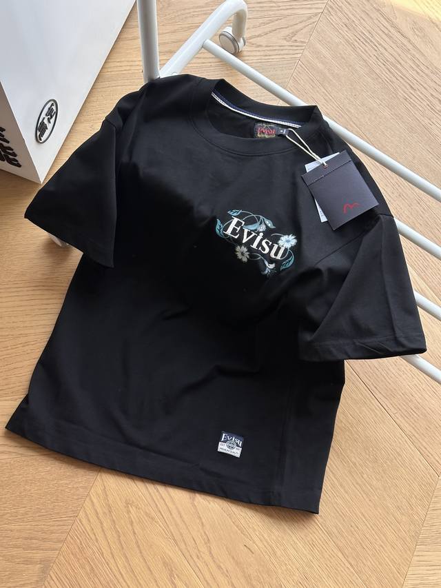 供 Evisu福神25Ss 花卉樱花大M印花T恤短袖Tee 黑色 S-Xxl 原版 克纯棉面料，后背字母包边加前胸字母是刺绣，前胸字母刺绣：立体刺绣工艺提升质感