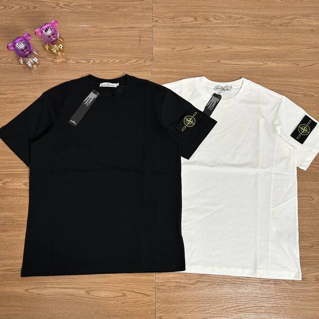 Stone Island 石头岛两侧网眼透气机能短袖 甄选品质 实拍可见 面料采用高品质纯棉面料 打孔设计 更加凉爽 当季必备 版型超正 拒绝臃肿 面料质感非常