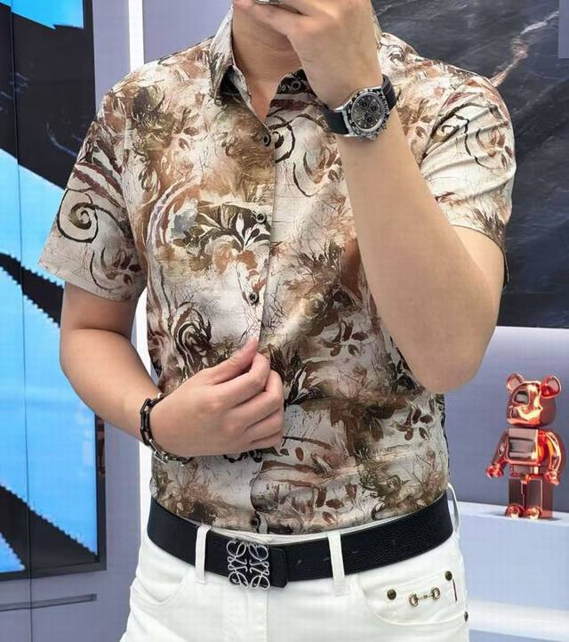 古奇顶级时尚短袖衬衫高级定制春夏新款衬衣高级定制百搭款式 任何人都可以轻松驾驭 面料全订制工艺 胸前奢华经典品牌最新Logo设计，非常显档次懂货的必须入！版型剪