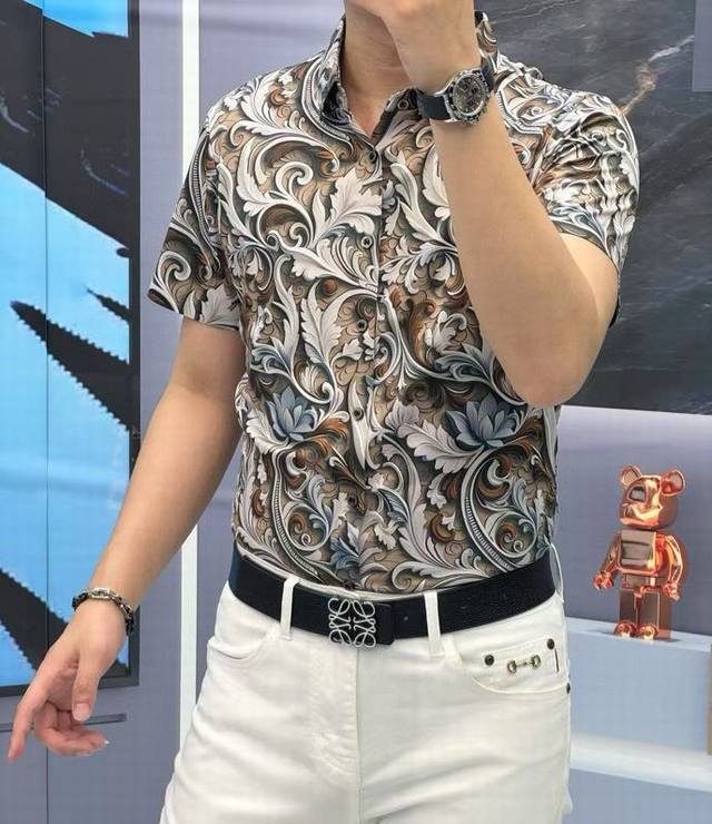 爱马仕 顶级时尚短袖衬衫高级定制春夏新款衬衣高级定制百搭款式 任何人都可以轻松驾驭 面料全订制工艺 胸前奢华经典品牌最新Logo设计，非常显档次懂货的必须入！版