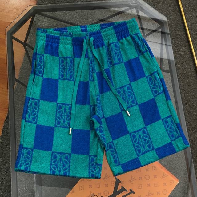Loewe罗意威2025春夏新款毛巾满印提花短裤 原版面料高版本高品质 网红明星同款 定制全棉毛巾面料Logo满印提花 官方同款，质感舒适度都是拉满的 上身简约