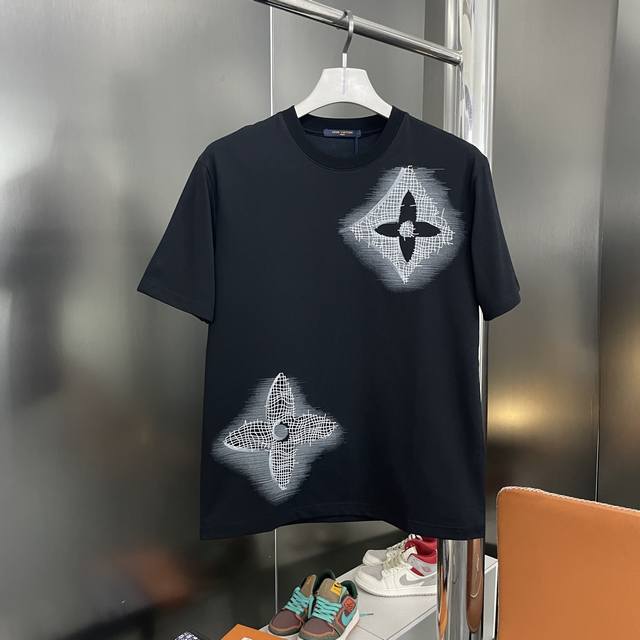纯原臻品 顶级原版复刻 Louis Vuitton路易威登 25Ss 铅笔手绘大Logo老花刺绣短袖T恤 科德宝刺绣工艺 整衣档次十足 贵气不失格调 原版面料