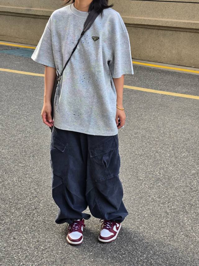 Prada 普拉达25夏季破洞拼接彩色满天星短袖T恤 普拉达夏日新品 一款简约又不失潮流的短袖推荐 区别于常规的T恤 这款短袖表面作破洞元素设计 内里复合一层彩