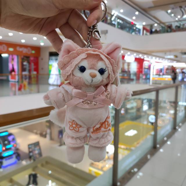 元 爆款～少女心爆棚 迪士尼睡衣星黛露周边来袭 宝子们！谁能拒绝软萌的星黛露呀？看看这只小可爱，粉粉嫩嫩，萌态十足。 左边的贝尔，一袭粉睡衣搭配蕾丝小帽，甜美优