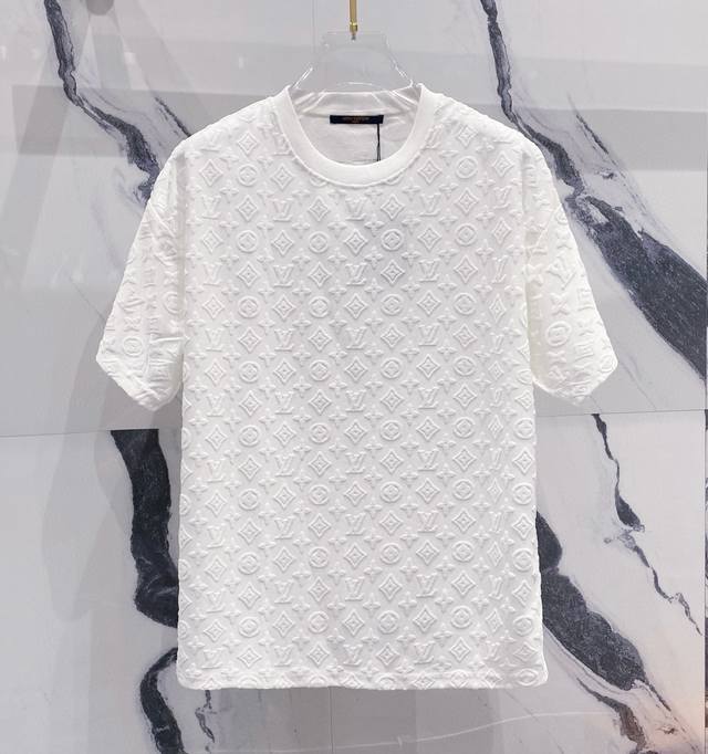 高品质 Louis Vuitton 路易威登3D凹凸提花植绒T桖， 25Ss春夏新品，官网旗舰店同步开售，全身上下驴家三花Logo提花植绒工艺，采用 克双纱全棉