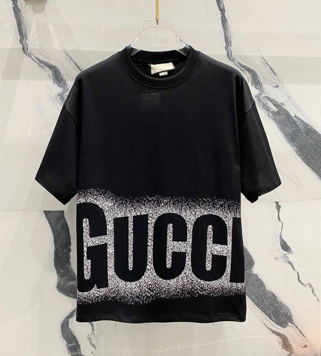 高品质 Cucci 古驰前后镂空喷墨星光T恤！ 25Ss春夏新品，官网同步开售。全身采用环保染料，无甲醛，对身体无危害， 采用32支 克双纱纯棉原版面料，时尚而
