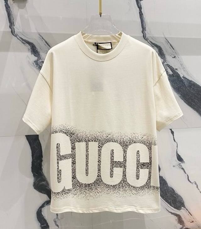 高品质 Cucci 古驰前后镂空喷墨星光T恤！ 25Ss春夏新品，官网同步开售。全身采用环保染料，无甲醛，对身体无危害， 采用32支 克双纱纯棉原版面料，时尚而
