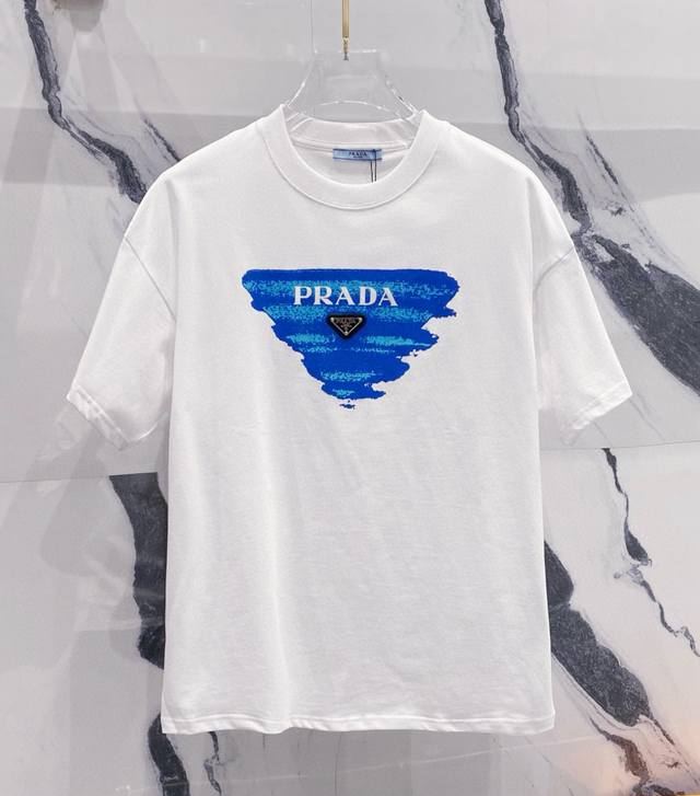 高品质 Prada 普拉达数码直喷三角徽章新款T桖， 25Ss春夏新品，胸前数码直喷倒三角，字母采用万针刺绣，醒目的Loog徽章，采用环保染料，无甲醛，对身体无