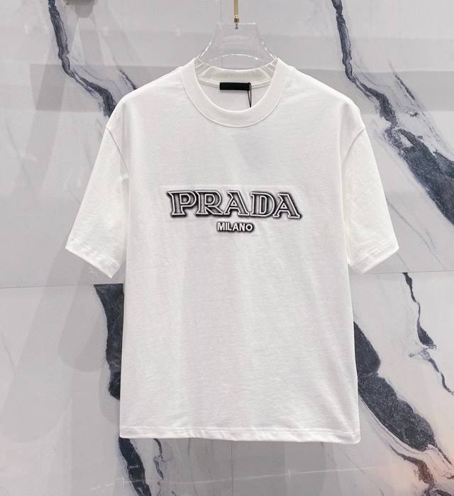 高品质 Prada 普拉达胸前刺绣直喷新款T桖， 25Ss春夏新品，胸前数码直喷后采用万针刺绣，后幅破旧三角图案，采用环保染料，无甲醛，对身体无危害， 采用32
