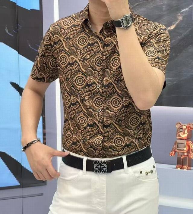 顶级时尚短袖衬衫高级定制春夏新款衬衣高级定制百搭款式 任何人都可以轻松驾驭 面料全订制工艺 胸前奢华经典品牌最新Logo设计，非常显档次懂货的必须入！版型剪裁属