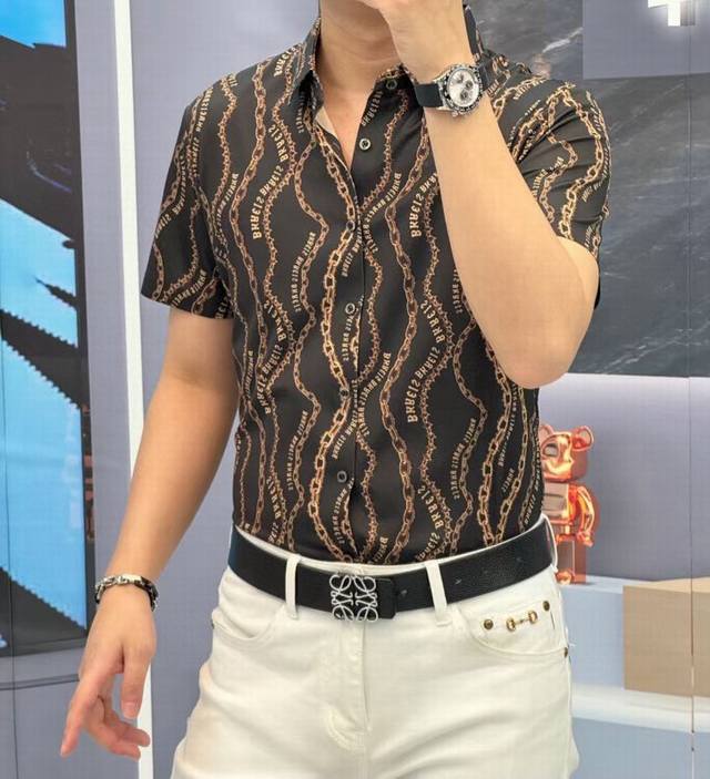 范思哲 顶级时尚短袖衬衫高级定制春夏新款衬衣高级定制百搭款式 任何人都可以轻松驾驭 面料全订制工艺 胸前奢华经典品牌最新Logo设计，非常显档次懂货的必须入！版
