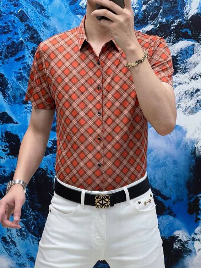巴宝莉顶级时尚短袖衬衫高级定制春夏新款衬衣高级定制百搭款式 任何人都可以轻松驾驭 面料全订制工艺 胸前奢华经典品牌最新Logo设计，非常显档次懂货的必须入！版型