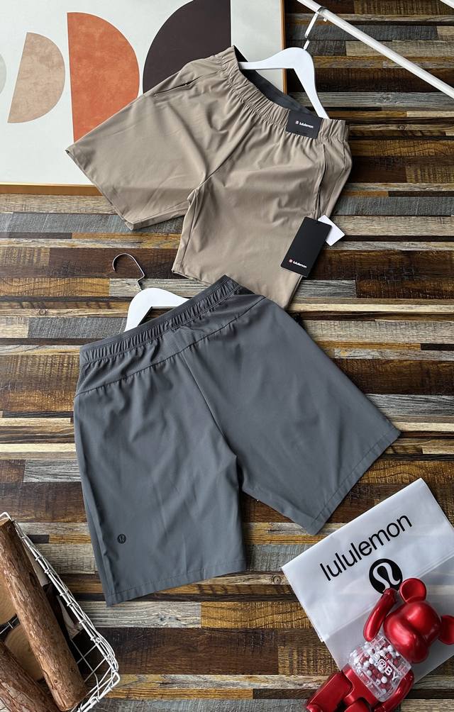 卡其棕、石墨灰、上新 ， 款号8803 夏季清凉装备，露露Lulu 男士夏季运动户外短裤，黑科技与工艺的结合、超美的性价比，男士日常通勤穿搭的首选，户外功能性运