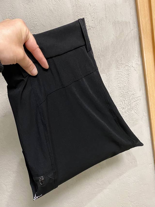 开春新品 Arc‘Teryx 始祖鸟户外防风透气春夏男士软壳裤！无缝设计 高热度鸟家户外机能风3D立体修身裁剪，高定户外机能面料 抗撕裂效果很强悍舒适感真心没话